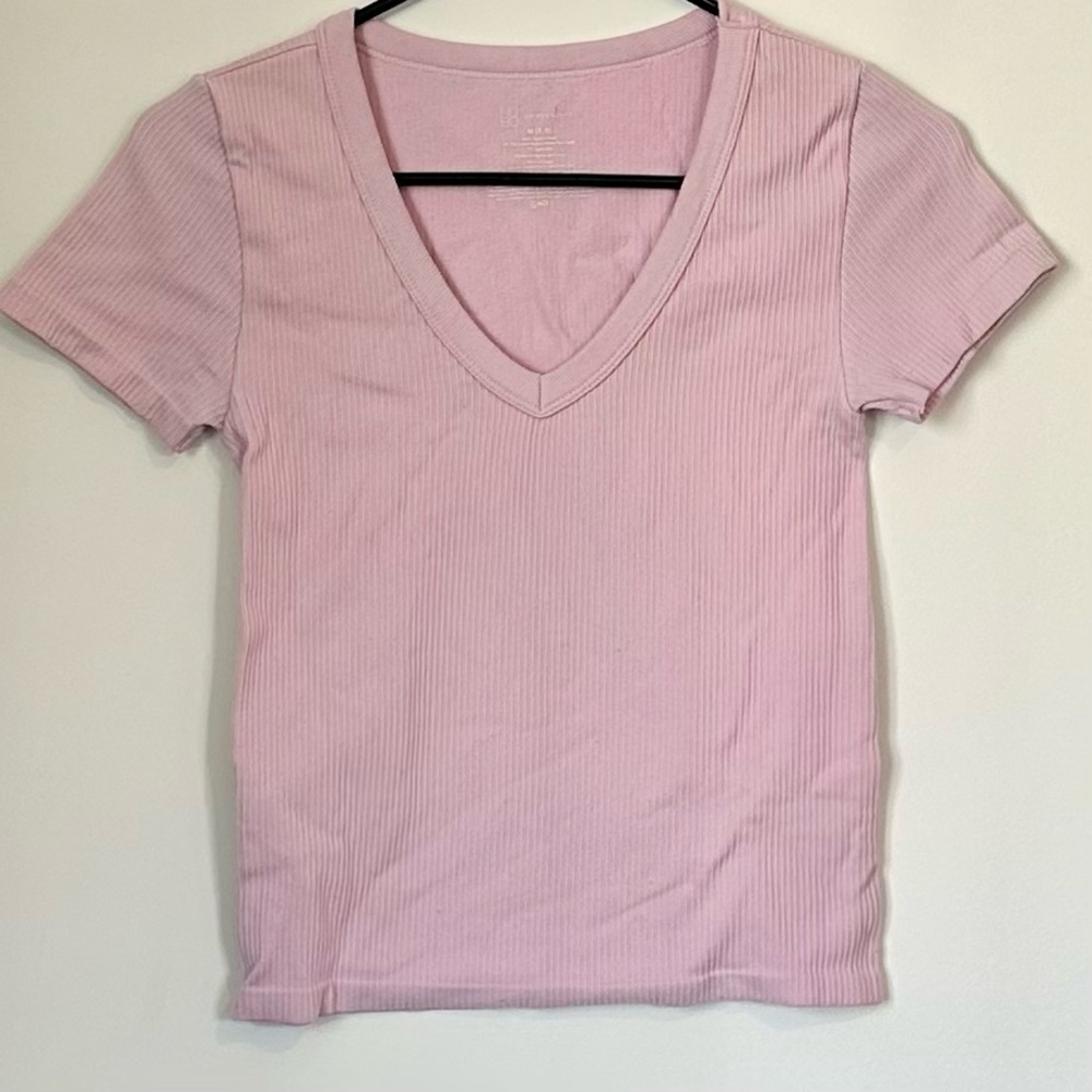 No Boundaries Light Pink Ribbed V-Neck Baby Tee - Size: Medium